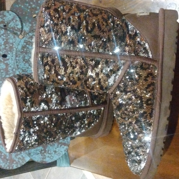 Eva Leopard Leather Uggs - Picture 1 of 8